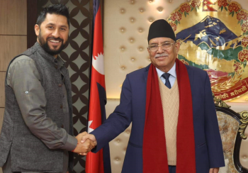 प्रधानमन्त्री प्रचण्डसँग पूर्व गृहमन्त्री लामिछानेको भेट