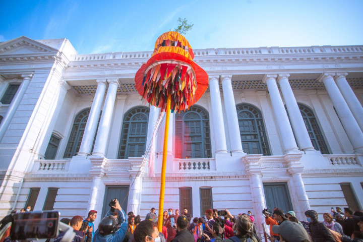 होली सुरु, वसन्तपुरमा ठड्याइयो चीर