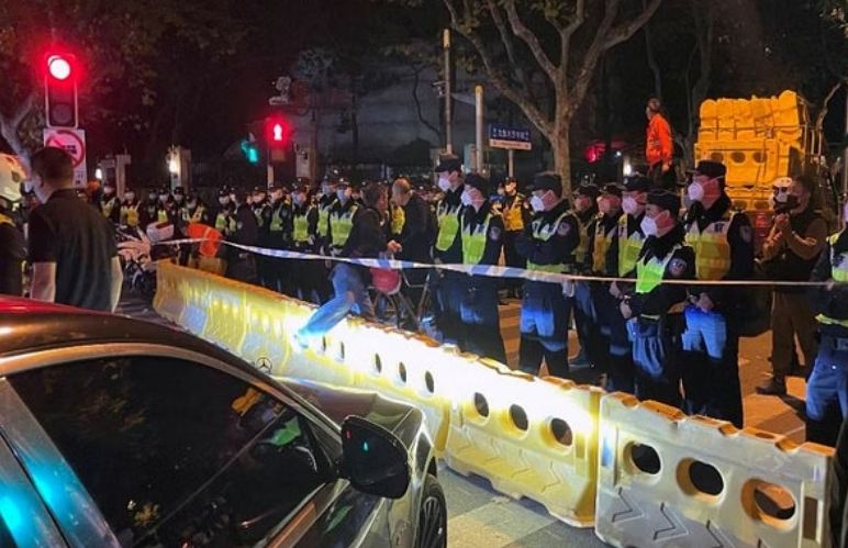 चीनमा वृद्धवृद्धाद्वारा चिकित्सा सुविधामा भएकाे कटौतीको विरोधमा प्रर्दशन