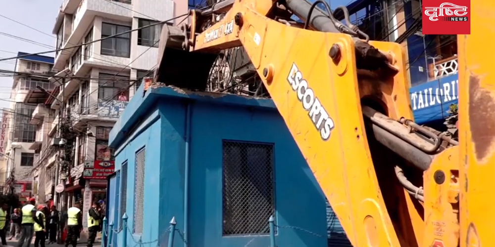 जिल्लाको सदरमुकाम तानसेनका घर टहरामा बिहानै डोजर चल्‍यो