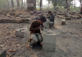 ऐनापहराका ढुङ्गामा भगवानका आकृति कोरिँदै