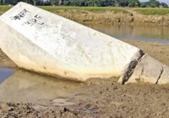 बालुवा खन्दा भेटिए दुई सीमास्तम्भ