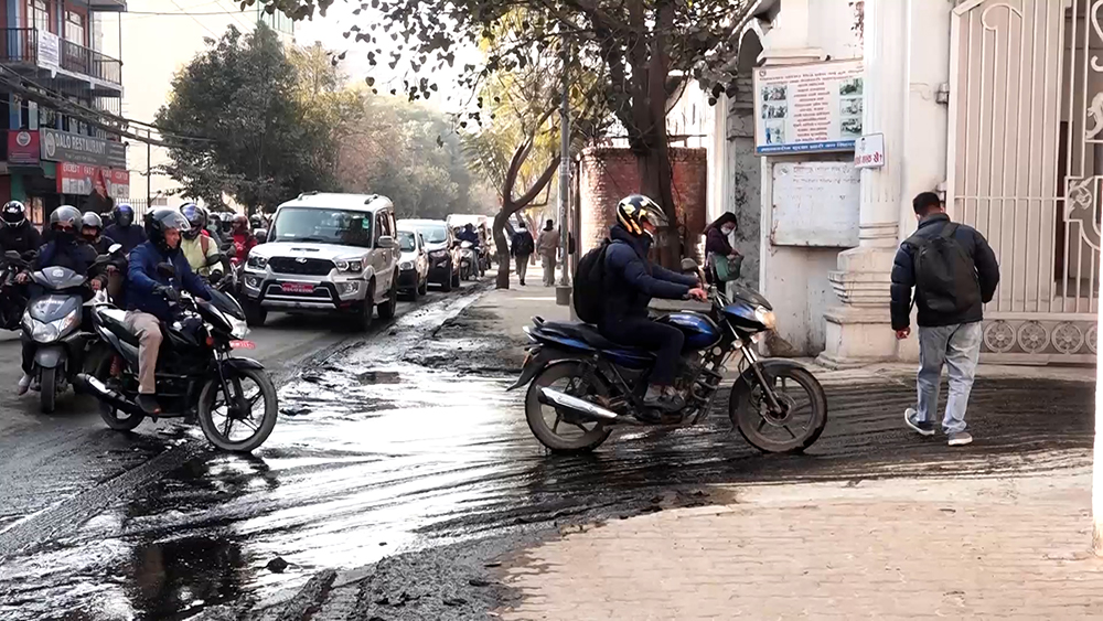 सिंहदरबार पूर्वी गेटअगाडि ढल फुटेर दुर्गन्ध, सवारी आवागमन प्रभावित