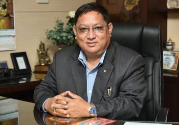 चितवन २ मा आफूलाई निर्वाचित घोषणा गर्न माग गर्दै आयोग पुगे उमेश श्रेष्ठ