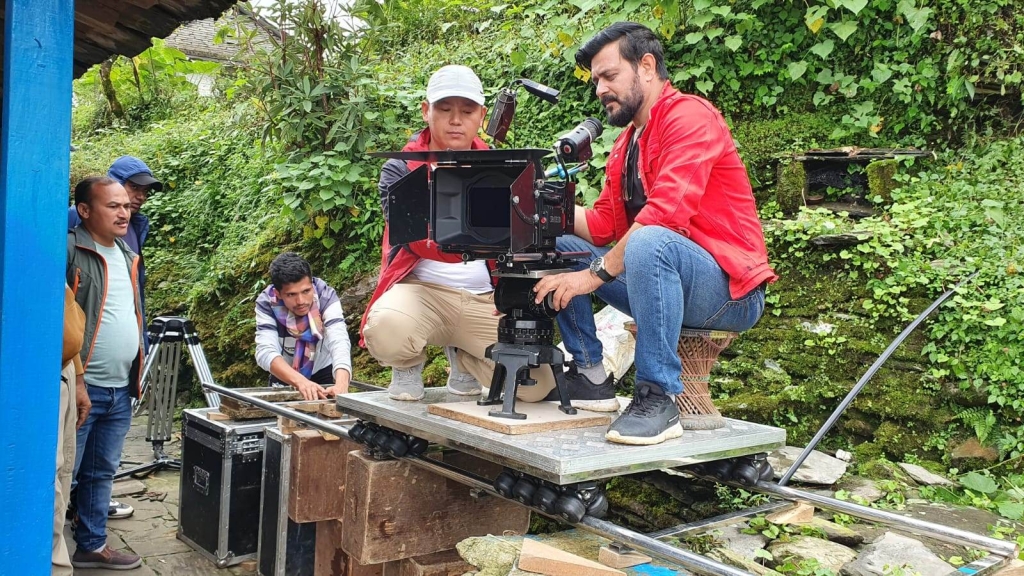 स्क्रिप्ट हेरेर निर्देशकको मनले सोचेको दृश्य क्यामरामा कैद गर्न माहिर शुक्ला