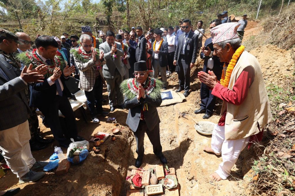 गोरखा पुगेर प्रधानमन्त्री प्रचण्डले गरे सडकको शिलान्यास