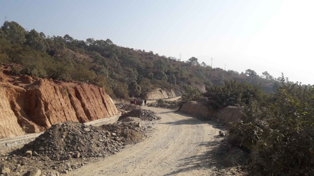 स्थानीयले रोके कालोपत्रेको काम