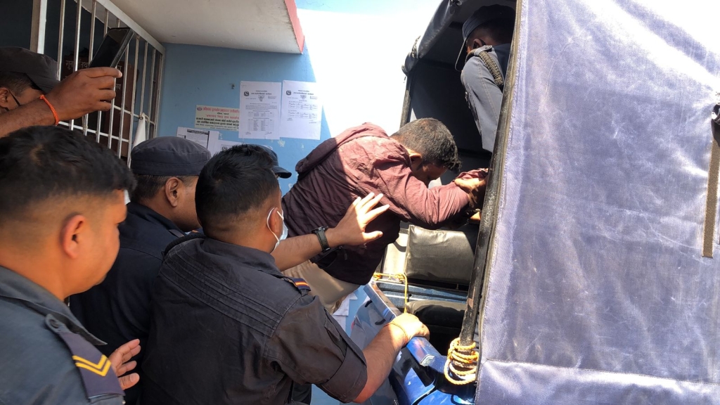 नगरप्रमुख श्रेष्ठमाथि मोबिल छ्याप्ने एकजना प्रहरी नियन्त्रणमा, दुईजना फरार