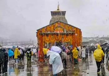 भारी हिमपात र भीषण वर्षाका कारण चारधाम यात्रामा निस्केका तीर्थयात्री श्रीनगरमा रोकिए