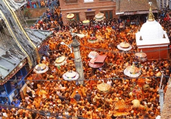 बिस्केट जात्राको अवसरमा सिन्दुरले राताम्मे भयो मध्यपुरथिमि