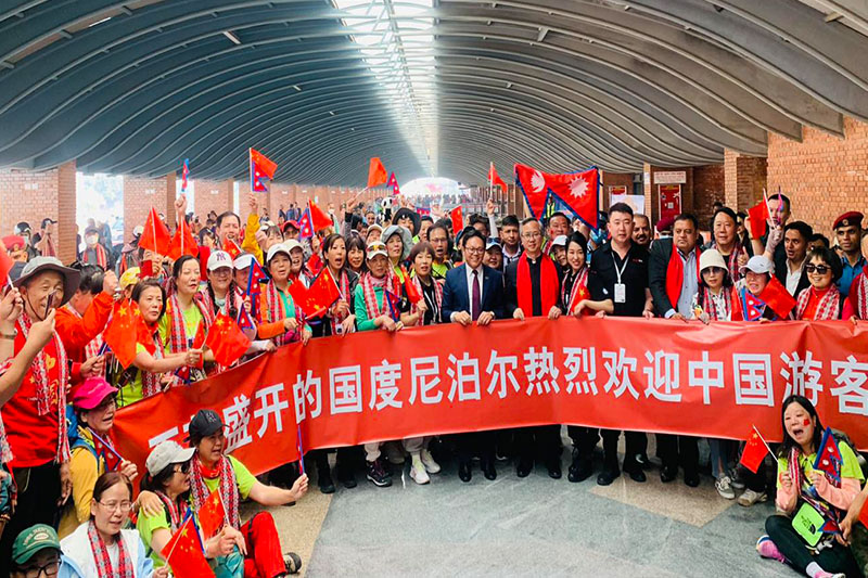 चिनियाँ पर्यटकहरुलाई त्रिभुवन अन्तर्राष्ट्रिय विमानस्थलमा पञ्चेबाजासहित स्वागत