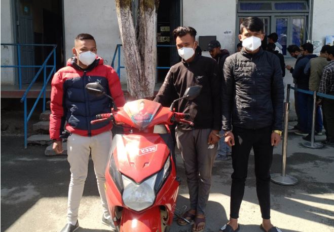 चोरीको स्कुटर सहित ३ जना ट्राफिक प्रहरीको नियन्त्रणमा
