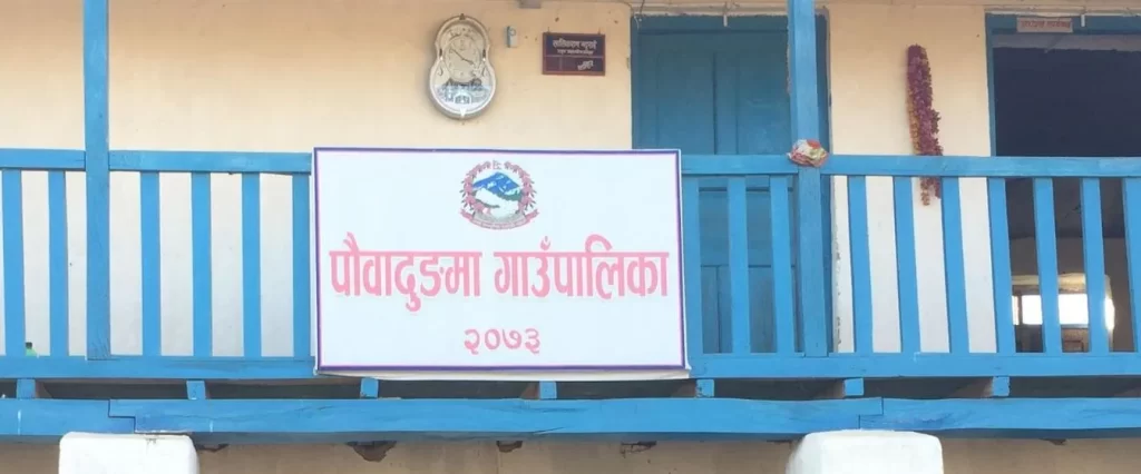 कृषिमा आत्मनिर्भर बनाउने लक्ष्यले गाउँपालिकाद्वारा किसानलाई कृषि सामग्री वितरण