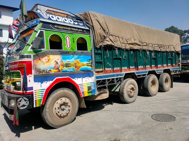भन्सार छलीका सामान बोकेका चार ट्रक सशस्त्र प्रहरीको नियन्त्रणमा