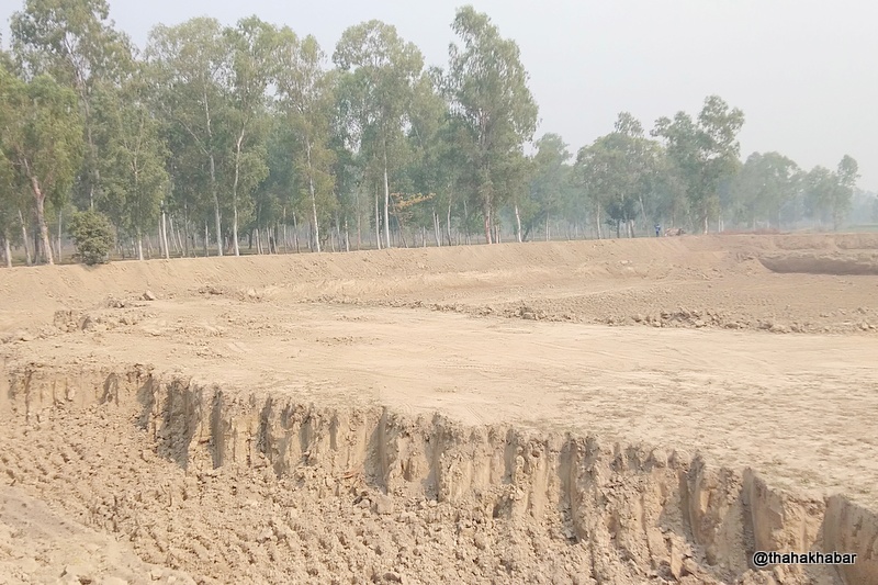 सर्लाहीमा वन क्षेत्रको जमिन उत्खनन गरी माटो बिक्री  गर्दासमेत वन कार्यालय बेखबर