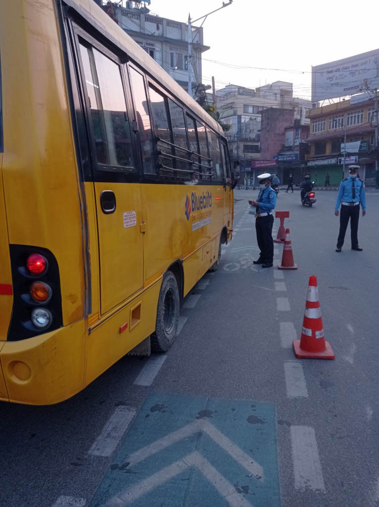 उपत्यकामा १२ जना स्कुल बसका चालकमाथी कारबाही