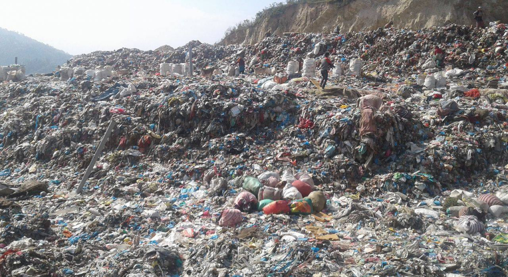 १५ दिनभित्र माग पूरा नगरे सिसडाेलमा फोहोर फाल्न नदिने दुई पालिकाकाे चेतावनी