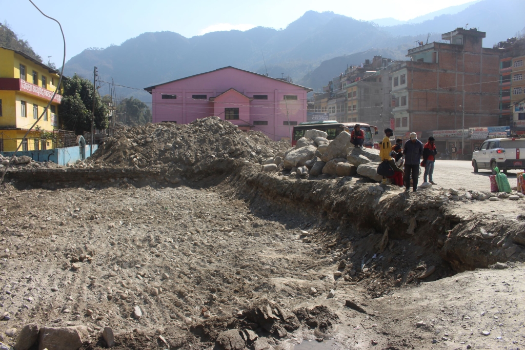 बसपार्कमा टर्मिनल भवन निर्माण