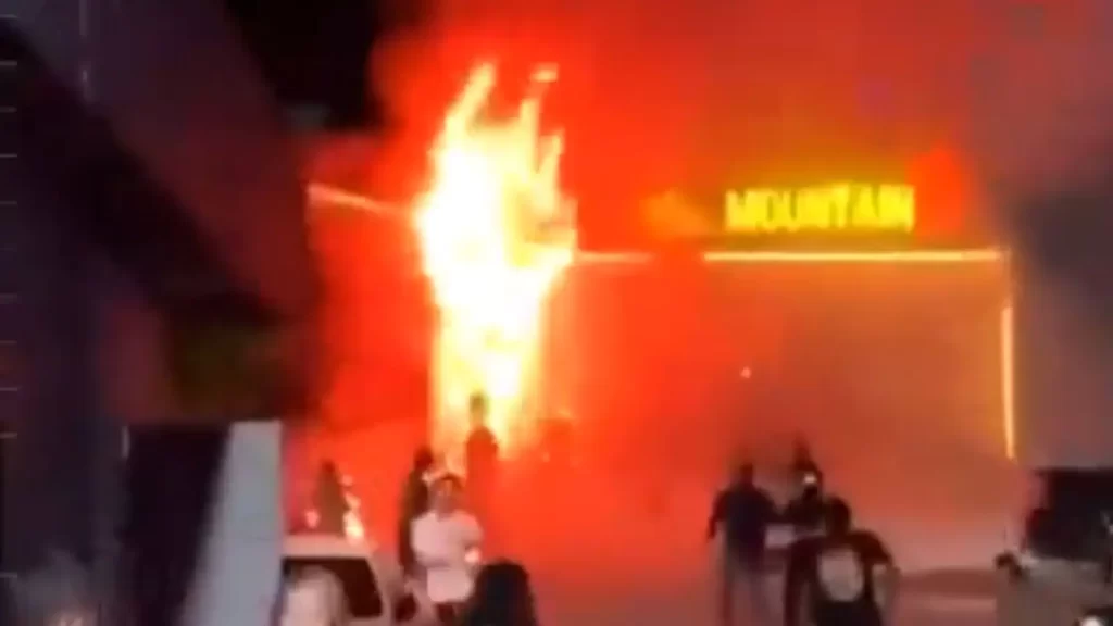 बङ्गलादेशको ढाकाको बंगबजारमा भीषण आगलागी