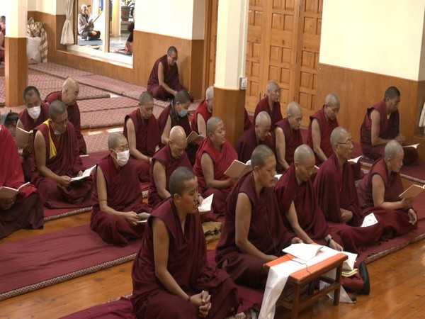 ११ औं पञ्चेन लामाको ३४ औं जन्मदिनमा निर्वासित तिब्बतीद्वारा प्रार्थना