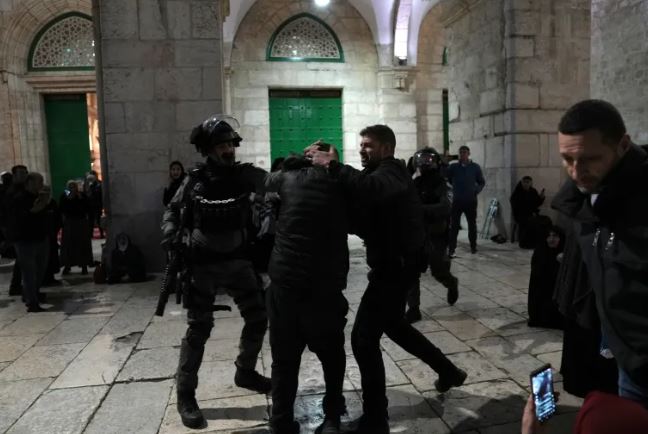 प्यालेस्टिनी मस्जिदमा इजरायली प्रहरीले छापा मारेपछि जेरुसेलम तनावग्रस्त