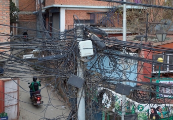 काठमाडौँका अव्यवस्थित तारको व्यवस्थापन आजदेखि