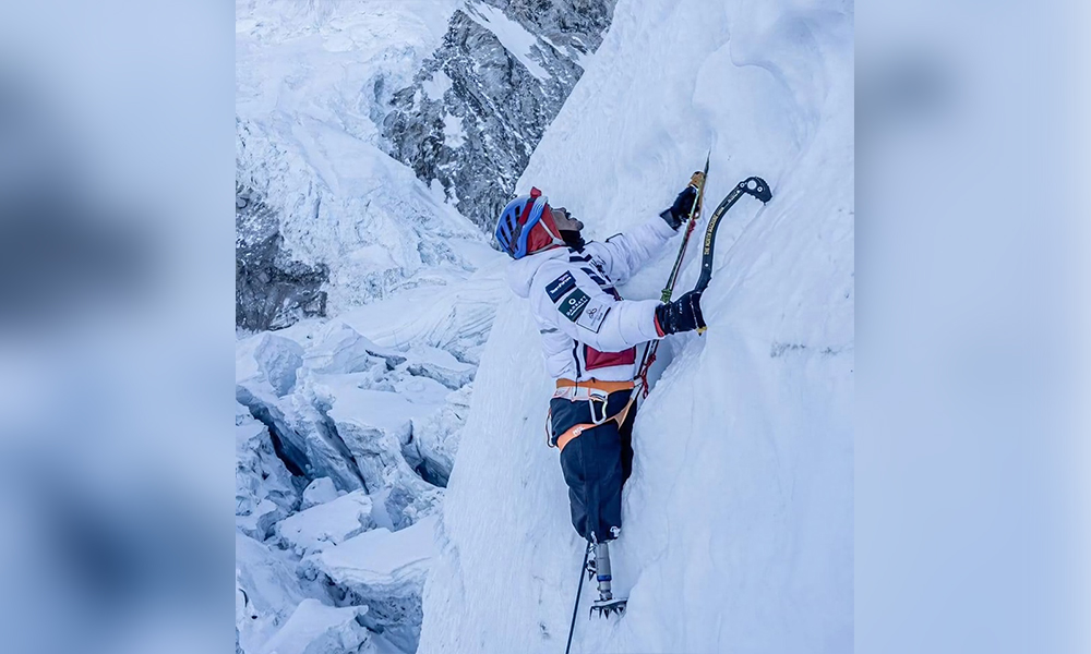 अफगानिस्तानको लडाइँमा दुवै खुट्टा गुमाएका हरि बुढामगर सगरमाथाको चुचुरोमा