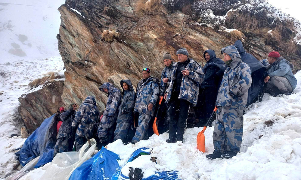 दार्चुलामा हिमपहिरो : भारतीय सडक प्रयोग गरी शव खलङ्गा ल्याइँदै, दुई जना अझै बेपत्ता