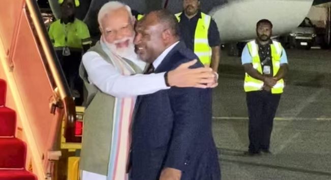 जब पपुवा न्युगिनीको प्रधानमन्त्री मारापेले भारतीय प्रधानमन्त्री मोदीको खुट्टा छोए…