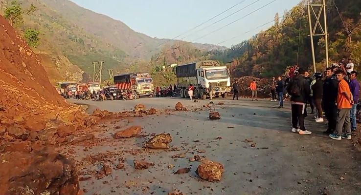 सुक्खा पहिरोका कारण सिद्धार्थ राजमार्ग अन्तर्गत तिनाउमा सडक बन्द