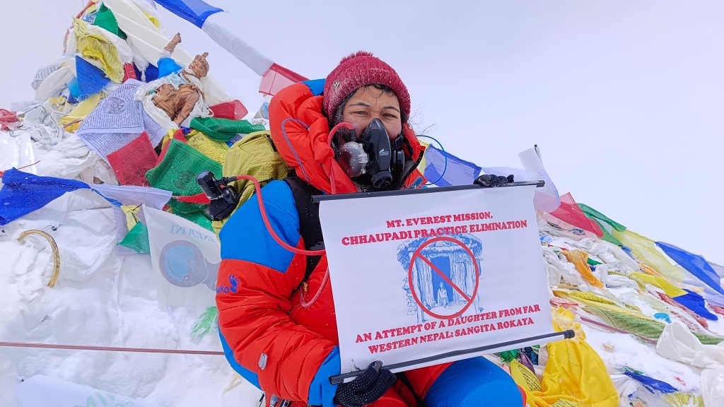 सगरमाथाको चुचुरोमा छाउपडी अन्त्यको सन्देश लैजाने आरोही