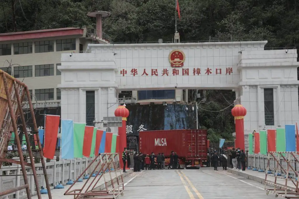 सिन्धुपाल्चोकको तातोपानी नाका आठ वर्षपछि दुईतर्फी रूपमा सञ्चालन