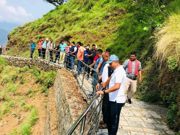 टोप्का भिरमा बन्यो रेलिङसहितको बाटो