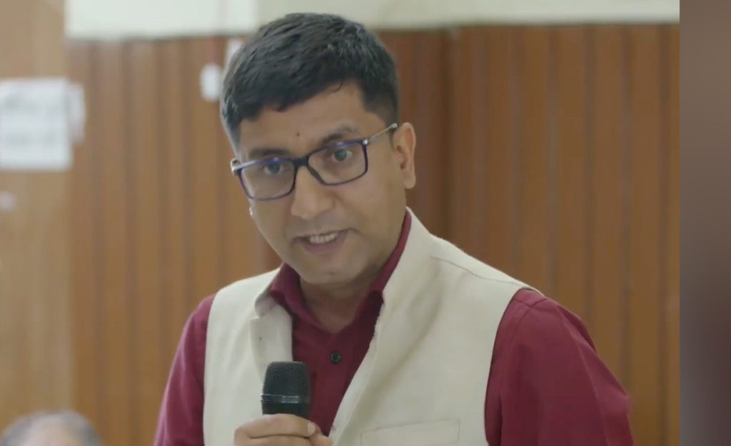 कांग्रेस बैठकमा शिवाकोटीको प्रस्ताव- बालकृष्ण खाँण रोज्ने कि सरकार ?