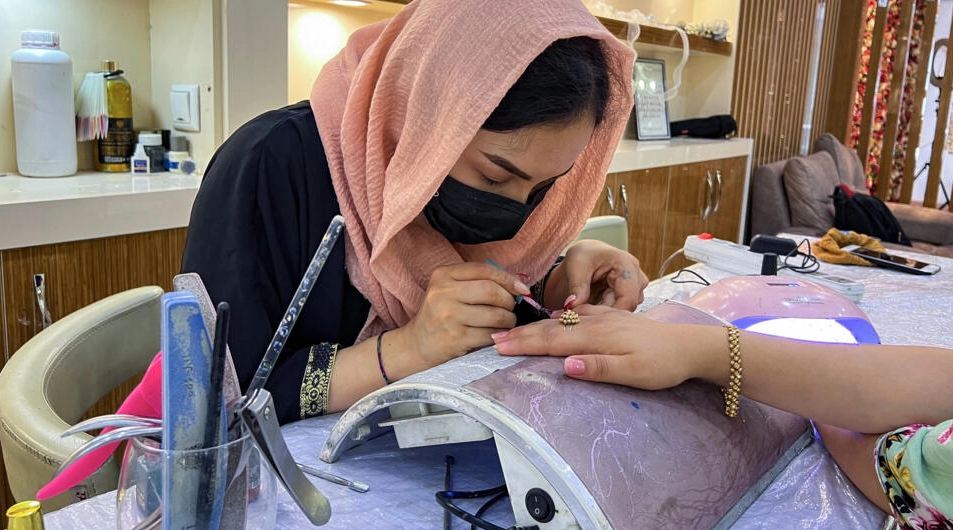 अफगानिस्तानका सबै ब्युटी पार्लर स्थायीरूपमा बन्द