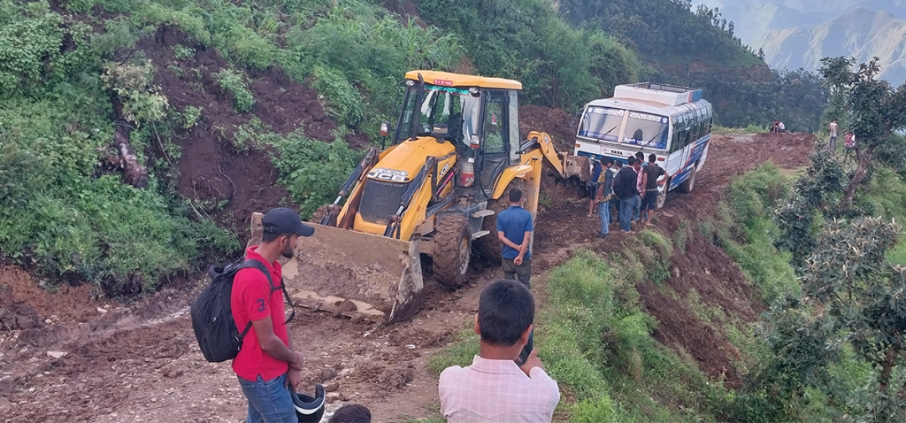अब असोजसम्म गुड्दैनन् ग्रामीण सडकमा गाडी