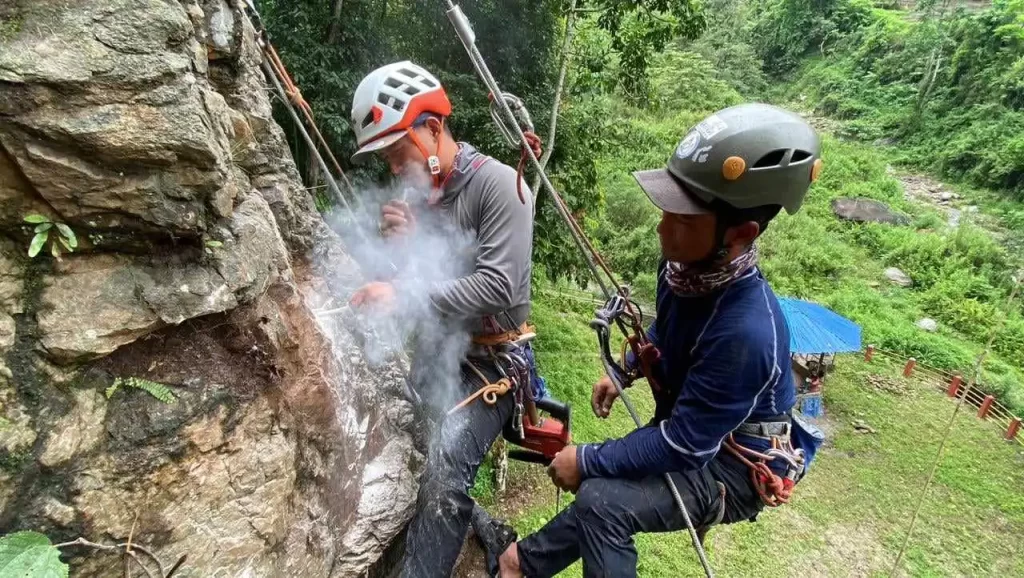 इलामको महभीर चटानमा आरोहणको रुट बनाउन सुरु