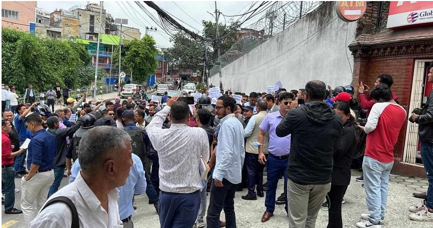 विदेश जान लागेका श्रमिकलाई फर्काइएको विरोधमा अध्यागमन विभागमा प्रदर्शन