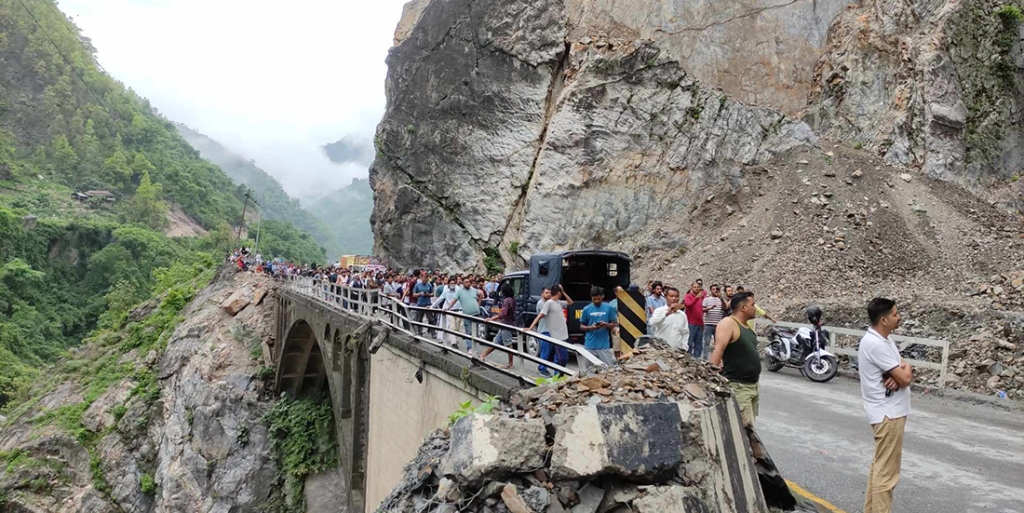 मुग्लिङ-नारायणगढ सडकमा पहिरो, राजमार्ग अवरुद्ध हुँदा यात्रु अलपत्र