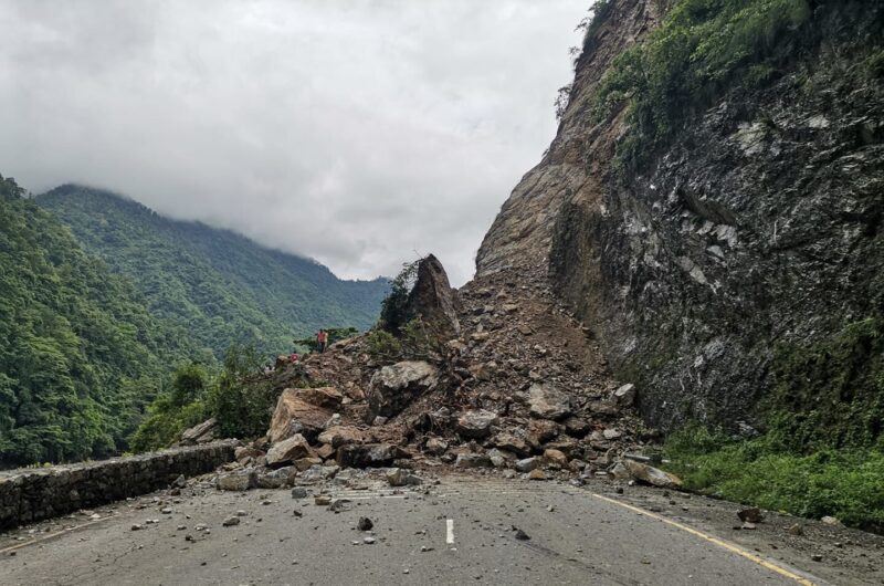 पहिरो पन्छाउन नसक्दा पाँच दिनदेखि यातायात ठप्प