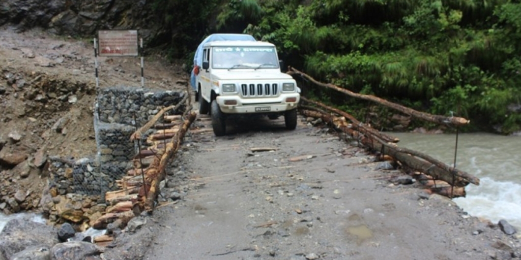 काठेपुल भाँचिएपछि बेंसीसहर–चामे सडक अवरुद्ध