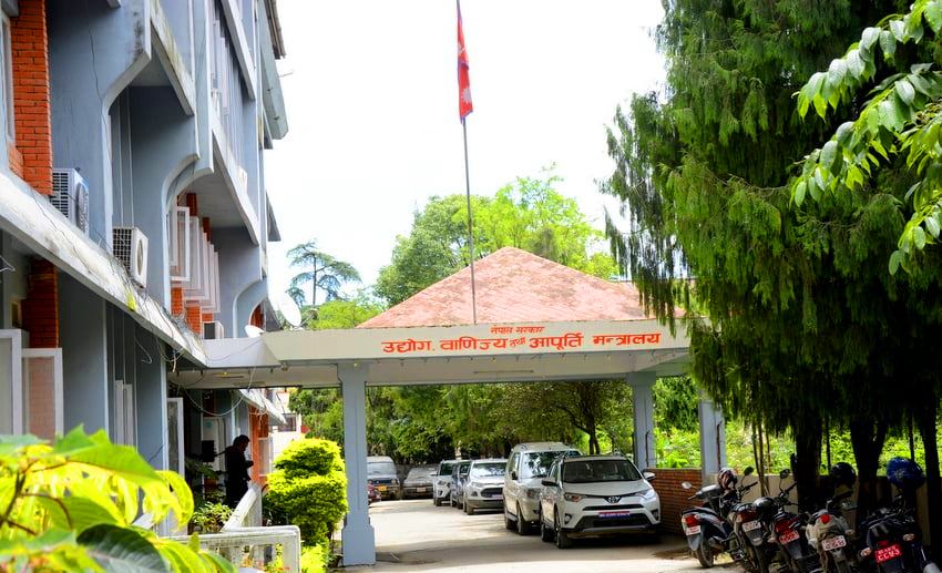 वर्षायाममा कहीँ कतै खाद्यान्न अभाव हुदैनः उद्योग मन्त्रालय