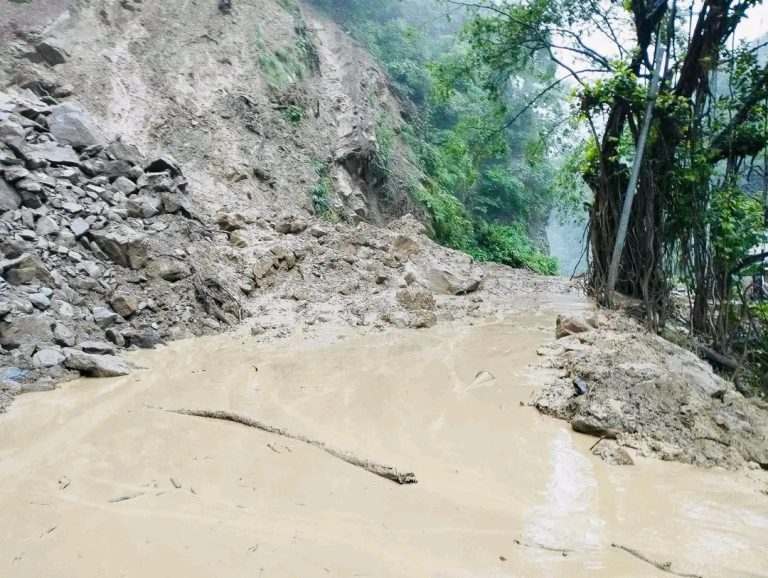 सिद्धबाबा सुरूङमार्ग क्षेत्रमा पुनः पहिरो, सिद्धार्थ राजमार्ग अवरुद्ध