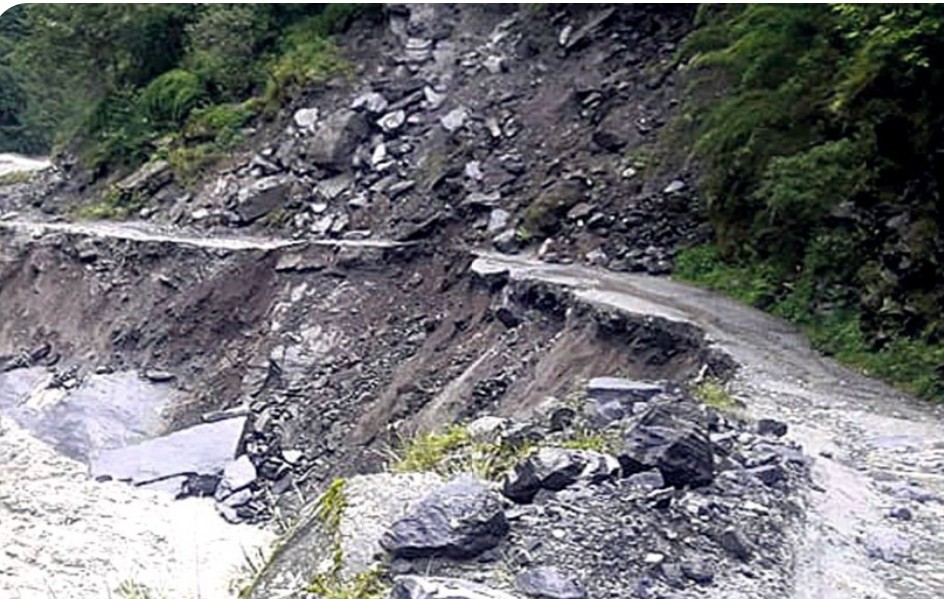 सडक अवरुद्ध हुँदा जलविद्युत् आयोजनाको काम प्रभावित