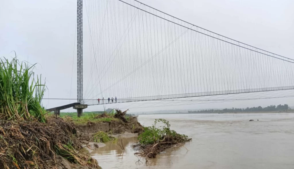 नदी कटानका कारण दोदा नदीमा रहेको झुलङ्गे पुल जोखिममा