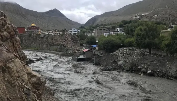 मुस्ताङमा बाढीले १० घर, प्रहरी चौकी र पुल बगायो