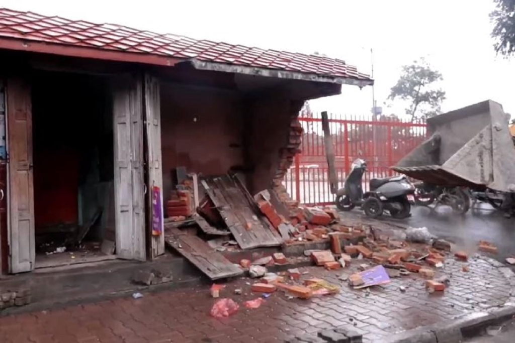 पशुपति मन्दिर क्षेत्रभित्रका अवैध संरचना भत्काइयो