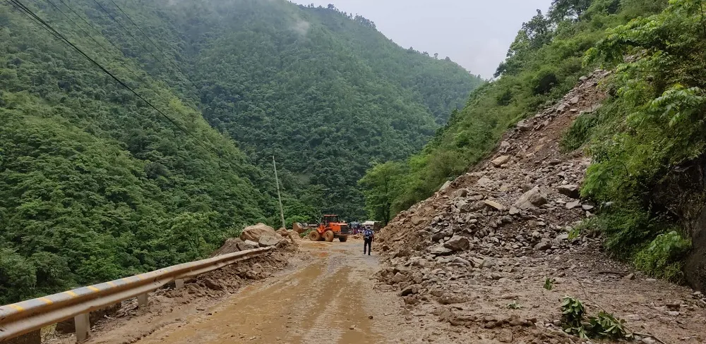 पहिरोले नारायणगढ–मुग्लिन सडक अवरुद्ध