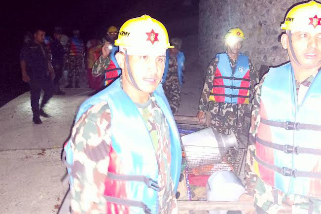 पहिरो जोखिमका सर्वसाधरणलाई सेनाद्वारा उद्धार