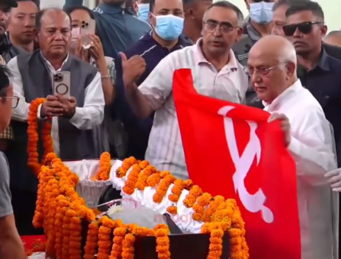 सुवास नेम्वाङको पार्थिव शरीरमा केपी ओलीले ओढाए पार्टीको झण्डा
